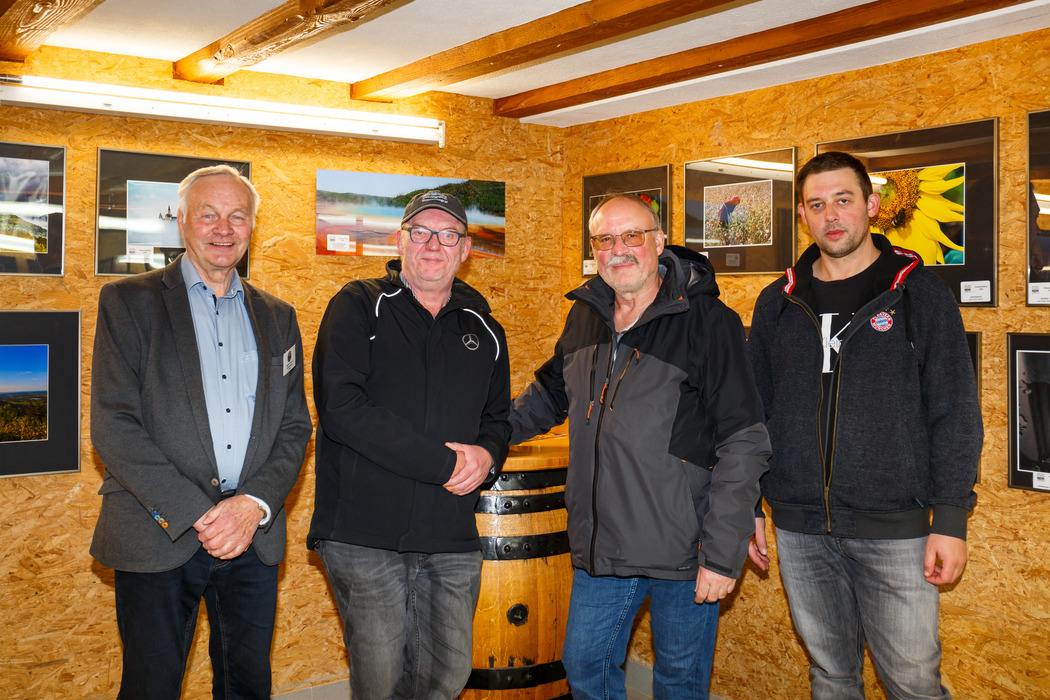 Von links: Gerhard Renz (ehemaliger Vorsitzender), Vorsitzender Roland Löffler, Bezirksleiter Siegmar Riede, Marcel Riede.  [Foto: Gustav Kaul]