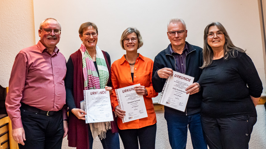 von links – Bezirksleiter Siegmar Riede mit den Siegern der Einzelbildbewertung, Christiane Szczesny, Elisabeth Schmidt, Erich Schlottterbeck und Marion Müller