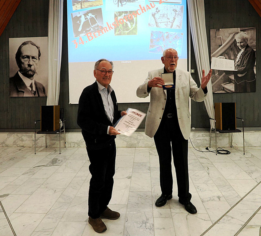 Ehrung des Fototreffs Ladenburg mit Urkunde und Verdienstmedaille in Bronze an Dr Helmut Raab Vorsitzender Fototreff Ladenburg