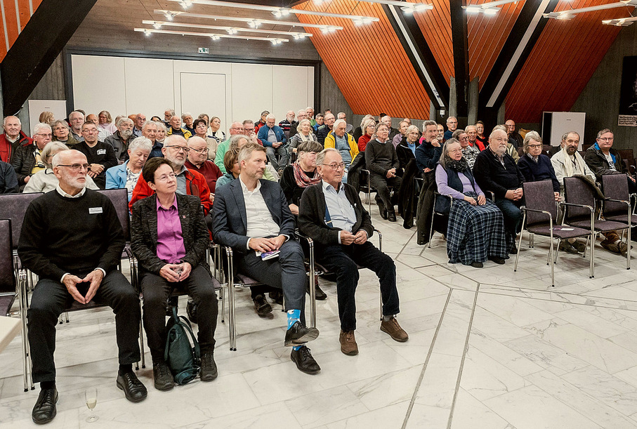 Zuschauer im Domhofsaal kurz vor der Präsentationsschauvorführung