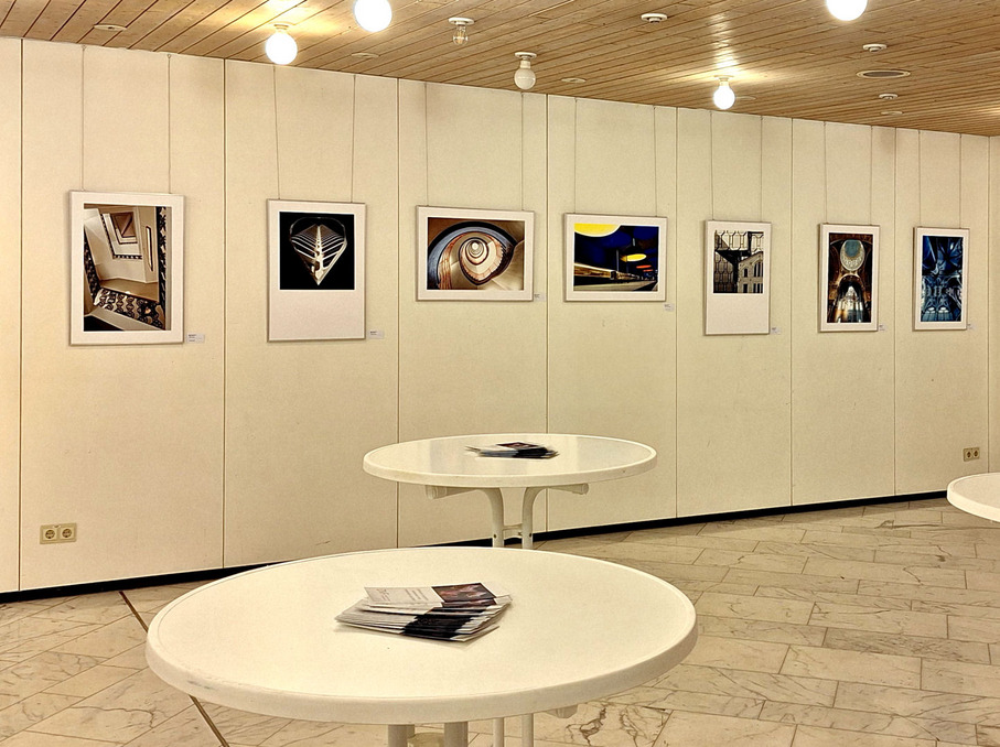 Ausstellung des Fototreffs Ladenburg bei der Vernissage Thema Auf die Perspektive kommt es an