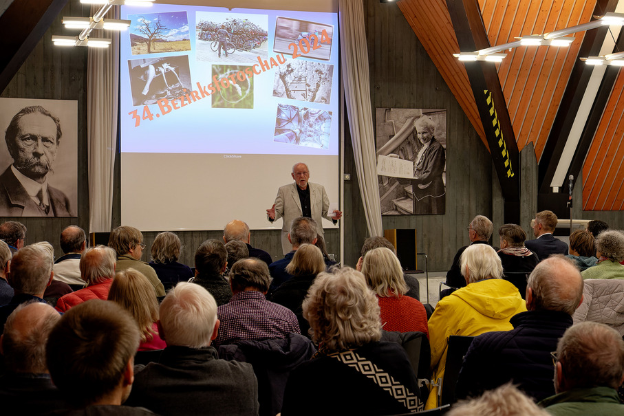 Begrüßung vor der Präsentationsschau Bezirksleiter Bruno Erni